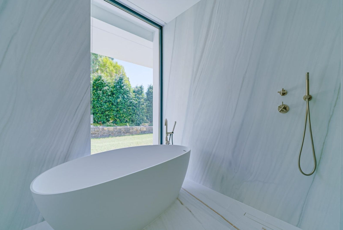 Indrukwekkende luxe villa aan zee