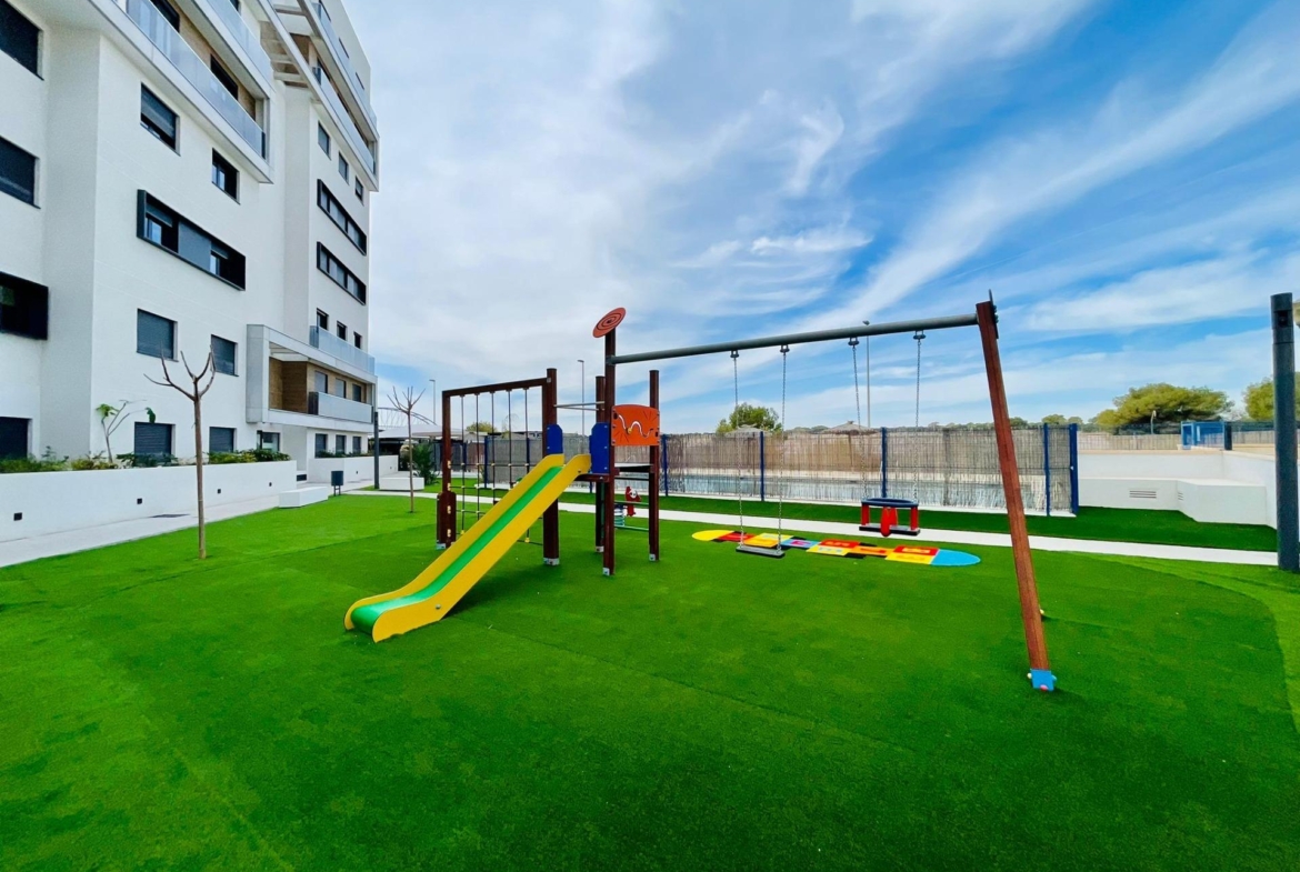 Klaar! Esplendido ático a estrenar en Sea Gardens con panorámica vista al mar !