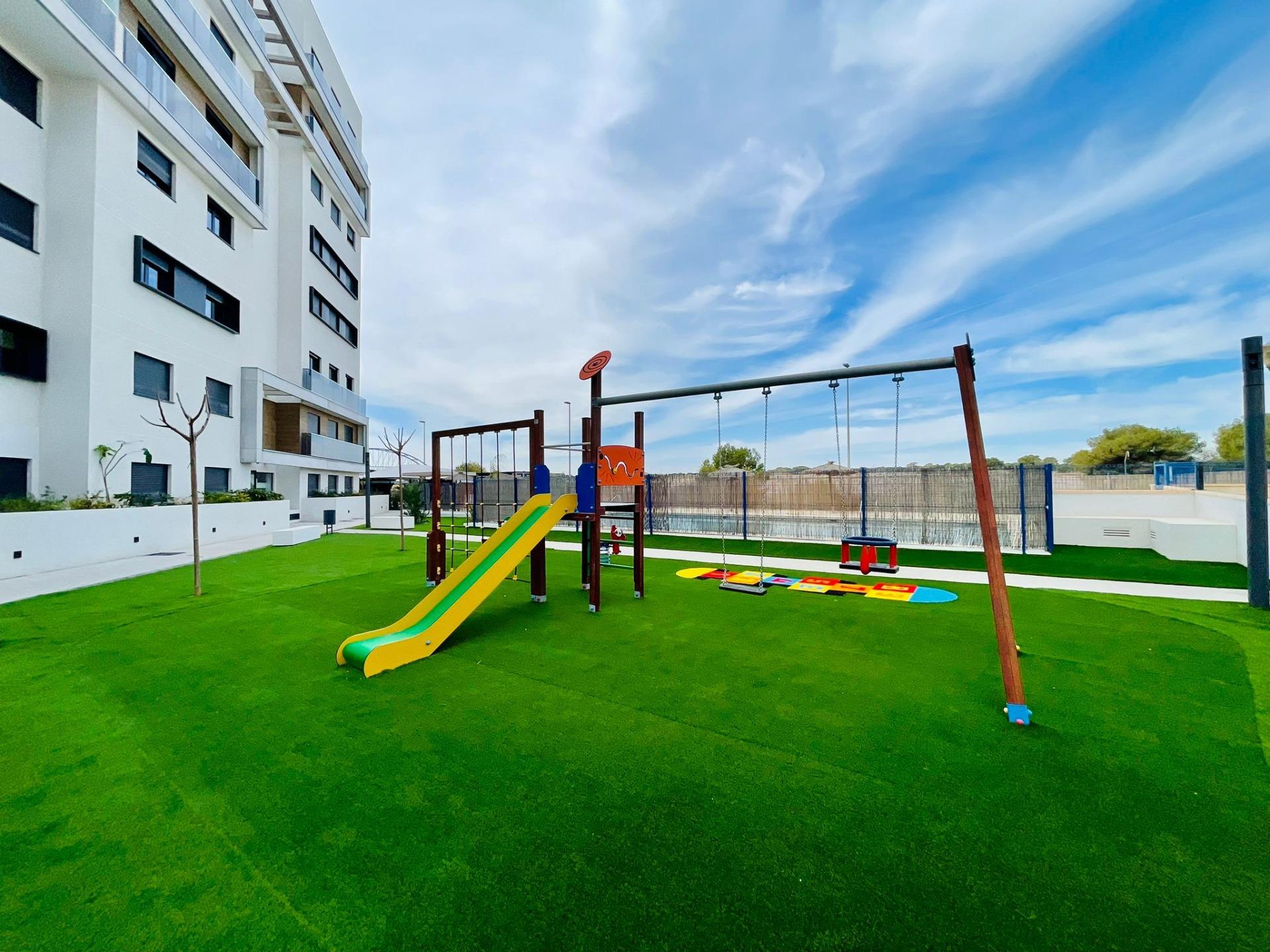 Klaar! Esplendido ático a estrenar en Sea Gardens con panorámica vista al mar !