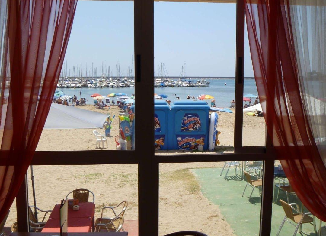 RESTAURANTE EN TORREVIEJA EN LA PRIMERA LINEA DE PLAYA