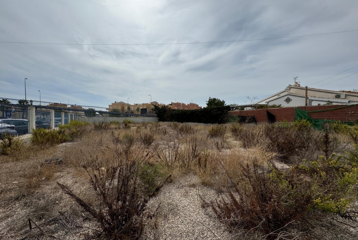 PARCELA 1000 M2 EN ORIHUELA COSTA. A 350 METROS DEL MAR.