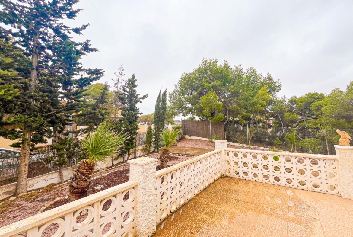 VILLA EN LOS BALCONES CON 1000 M2 DE PARCELA. 3 DORM. 2 BAÑOS. GARAJE PRIVADO DE 36 M2.