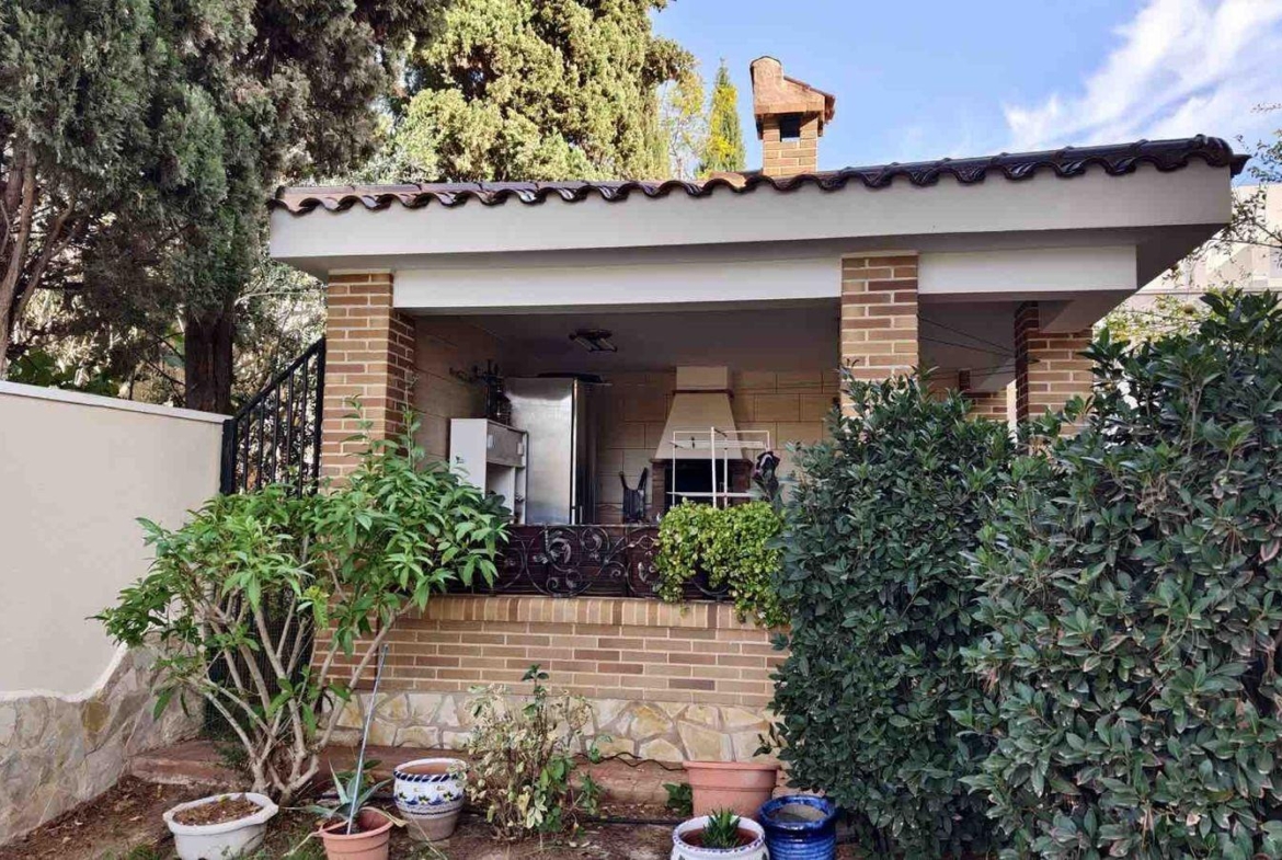 VILLA EN CIUDQUESADA. CON PISCINA PRIVADA. PARCELA 850M2. CASA 364 M2.