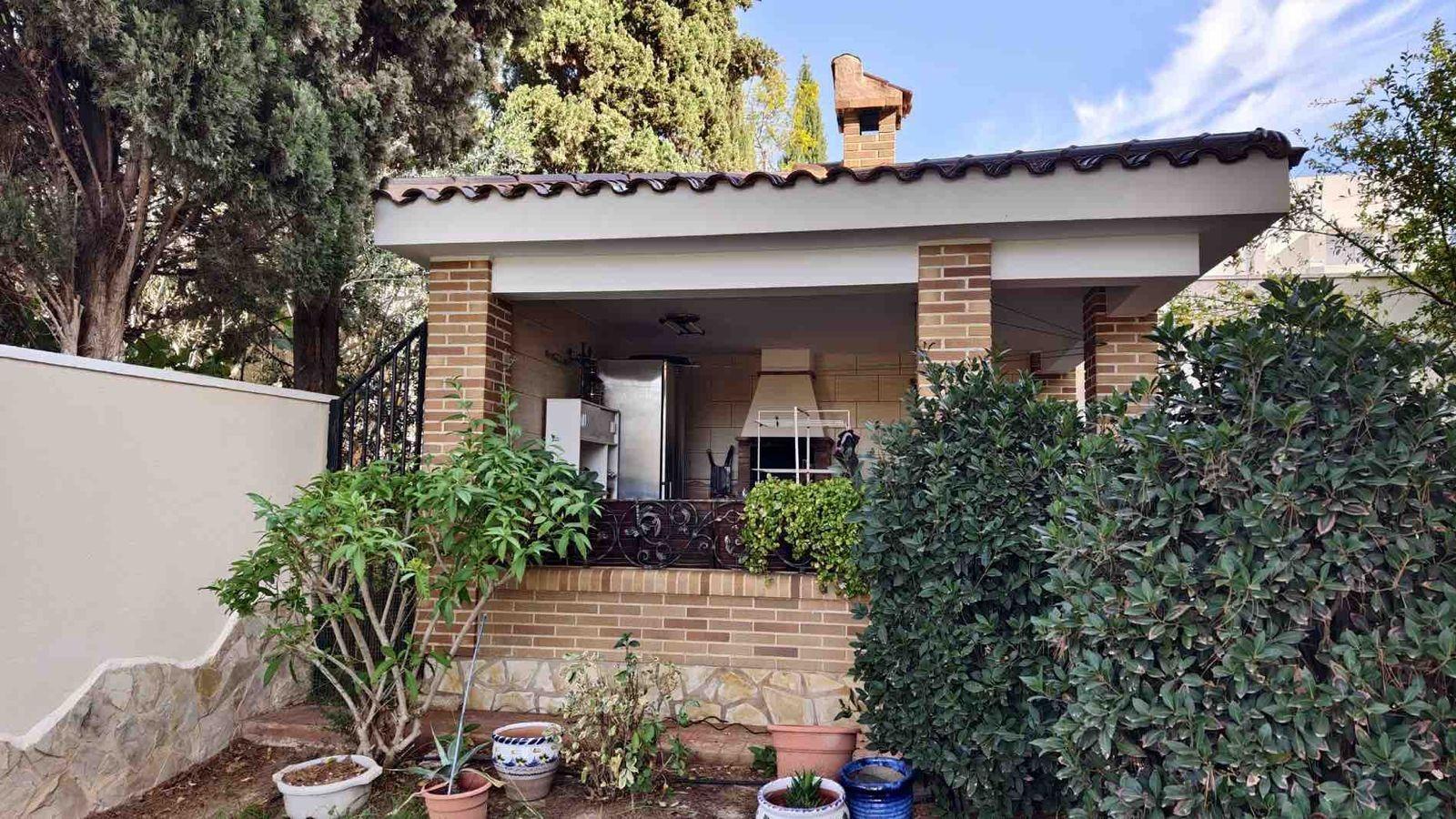 VILLA EN CIUDQUESADA. CON PISCINA PRIVADA. PARCELA 850M2. CASA 364 M2.