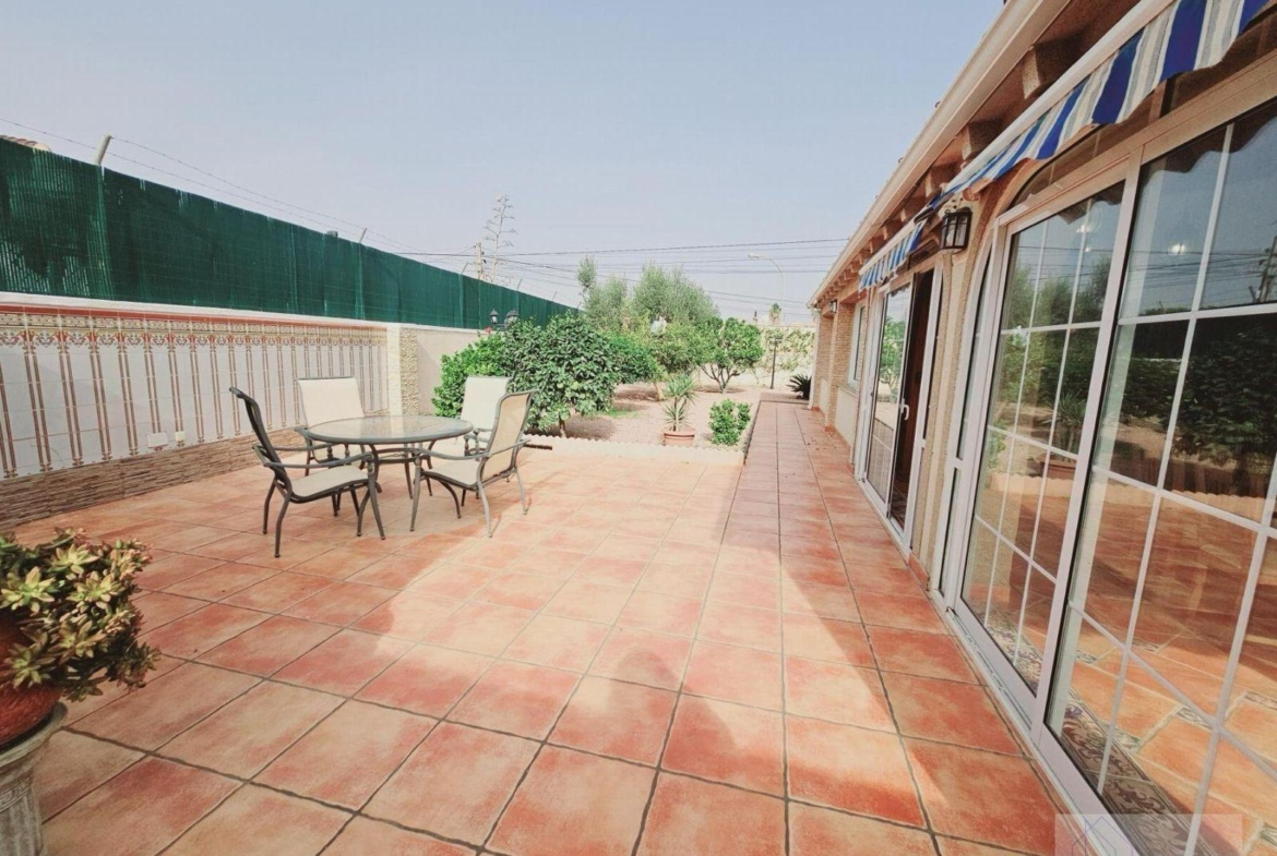 VILLA EN LA SIESTA CON 800 METROS DE PARCELA. PISCINA PRIVADA. 330 M2 DE CASA.