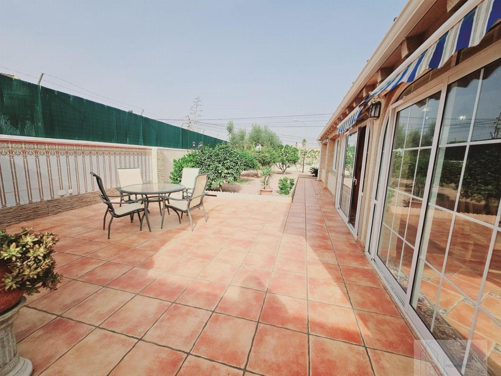 VILLA EN LA SIESTA CON 800 METROS DE PARCELA. PISCINA PRIVADA. 330 M2 DE CASA.