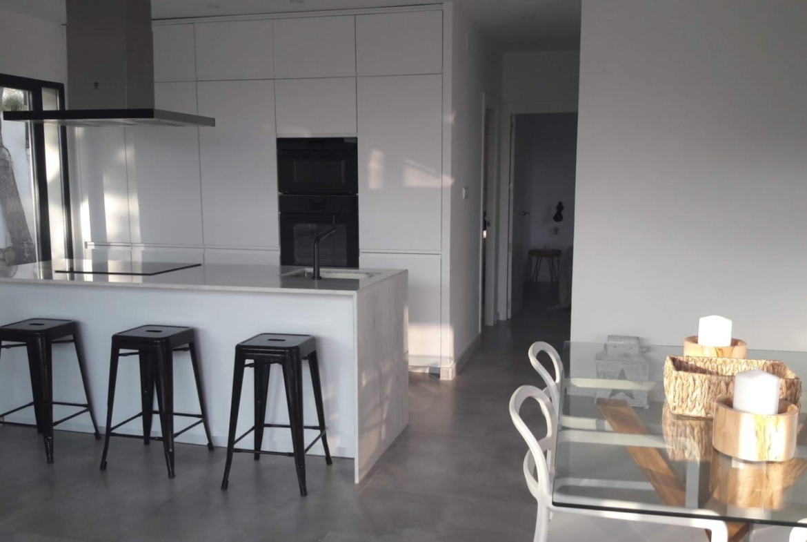 OCASIÓN CHALET INDEPENDIENTE CON VISTAS AL MAR LICENCIA TURÍSTICA EN LA COVETA