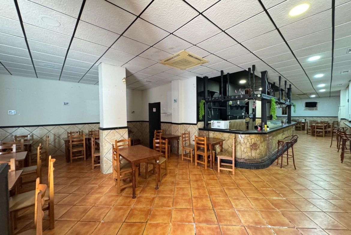 BAR EN VENTA. SE VENDE UN BAR A 500 METROS DE PLAYA DEL CURA CON 2 BAÑOS Y 150 M2 SUPERFICIE.