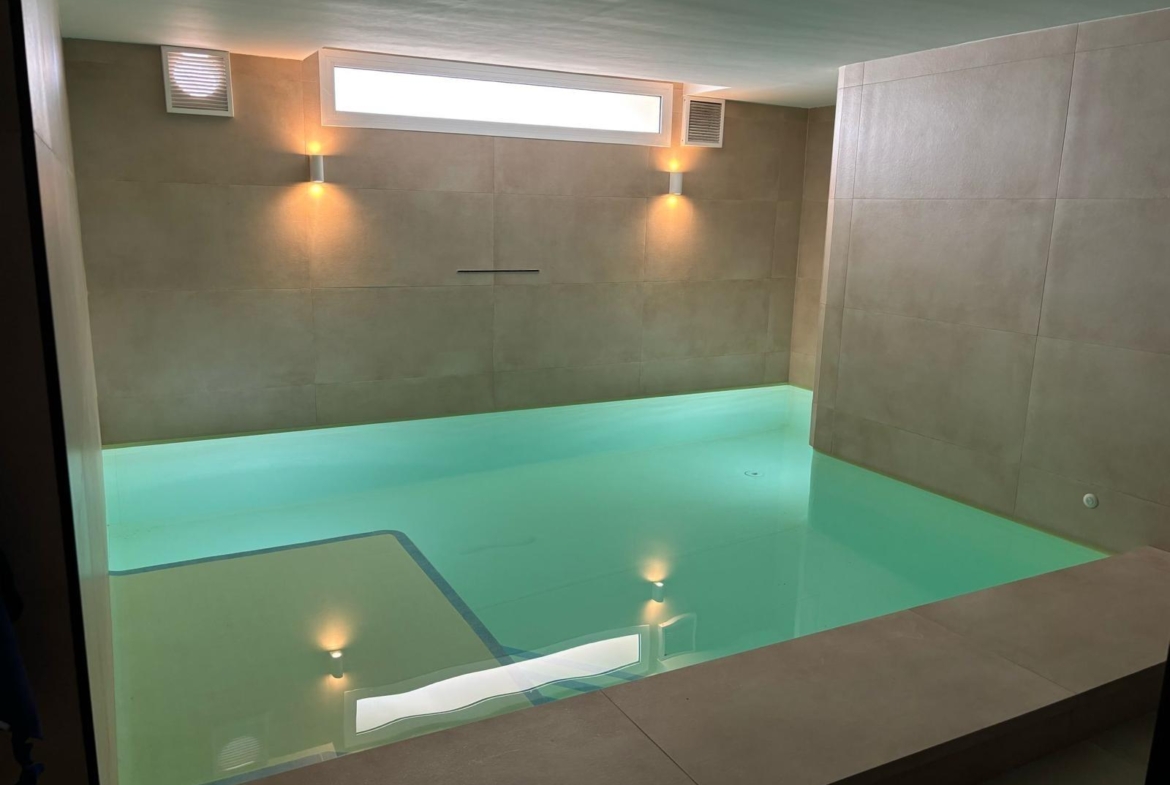 Exclusivo Chalet Pareado en Los Cisnes, Alicante: Confort y Modernidad