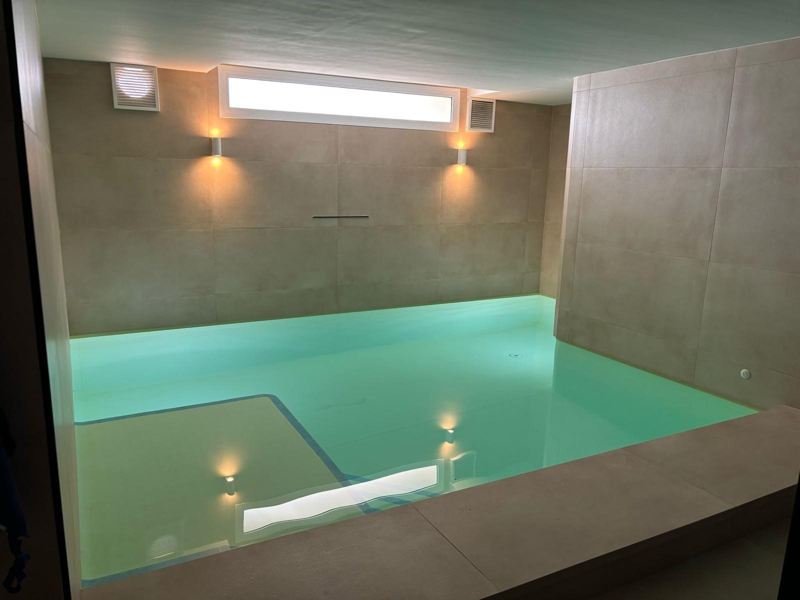 Exclusivo Chalet Pareado en Los Cisnes, Alicante: Confort y Modernidad