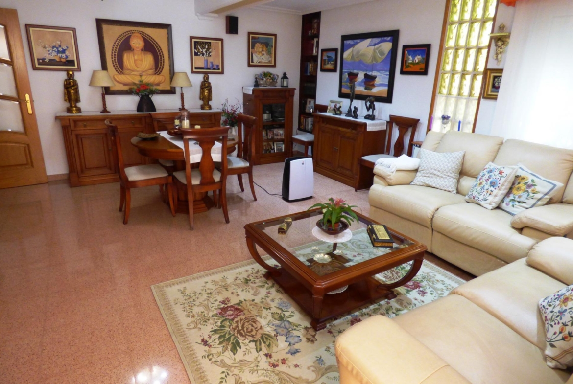 Chalet Adosado con Estilo Único a Pocos Pasos de la Playa de San Juan