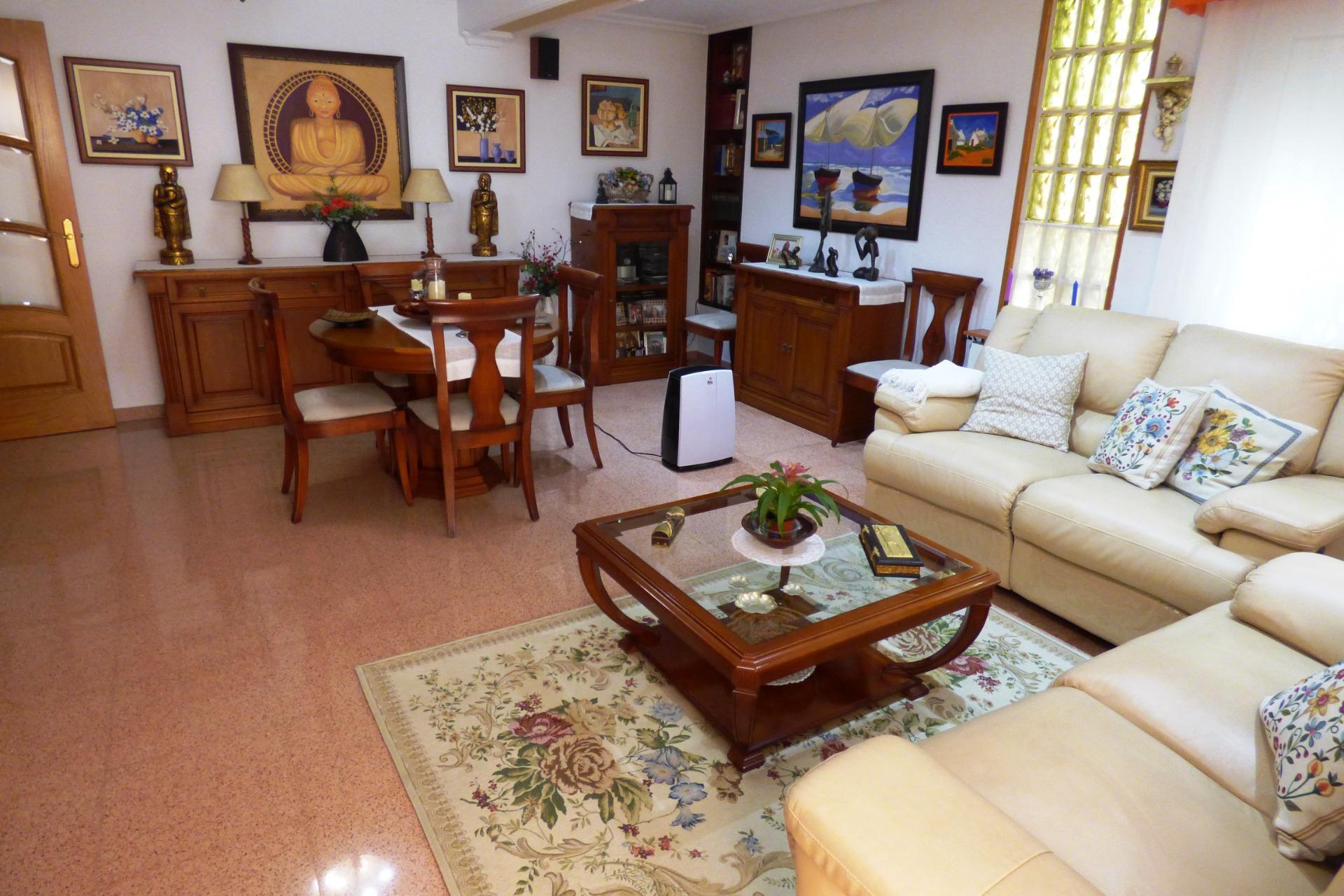 Chalet Adosado con Estilo Único a Pocos Pasos de la Playa de San Juan