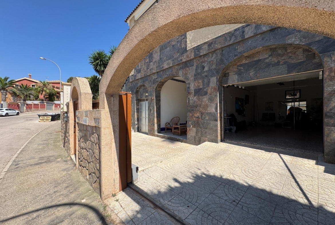 VILLA DE LIJO EN CAMPOAMOR CON 639 M2 DE CASA. PARCELA 800 M2. PISCINA PROPIA. 5 DORM. 4 BAÑOS. PLAYA A 650 METROS.