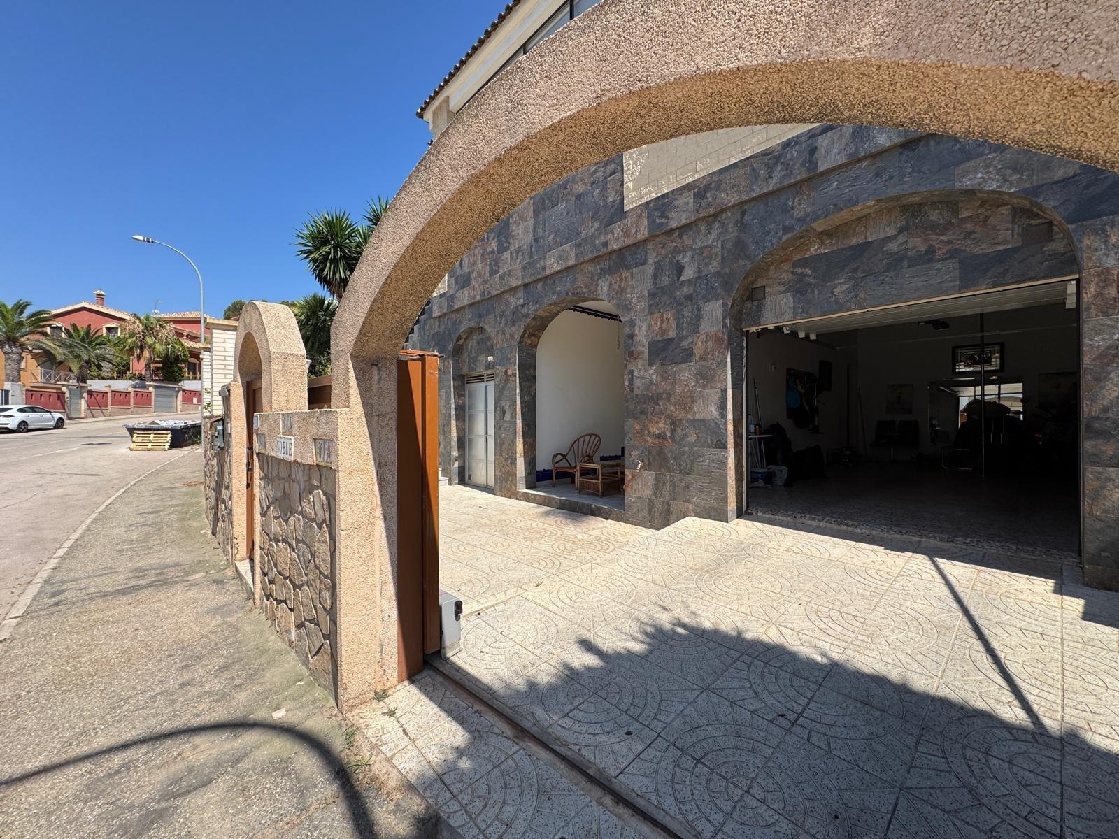 2-5-280 VILLA DE LIJO EN CAMPOAMOR CON 639 M2 DE CASA. PARCELA 800 M2. PISCINA PROPIA. 5 DORM. 4 BAÑOS. PLAYA A 650 METROS.