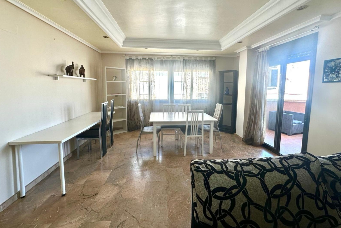 GRANDE APARTAMENTO DE 4 DORM. 2 BAÑOS. A 400 METROS DEL PUERT0 DE TORREVIEJA CON 130 M2. Y GRAN TERRAZA.