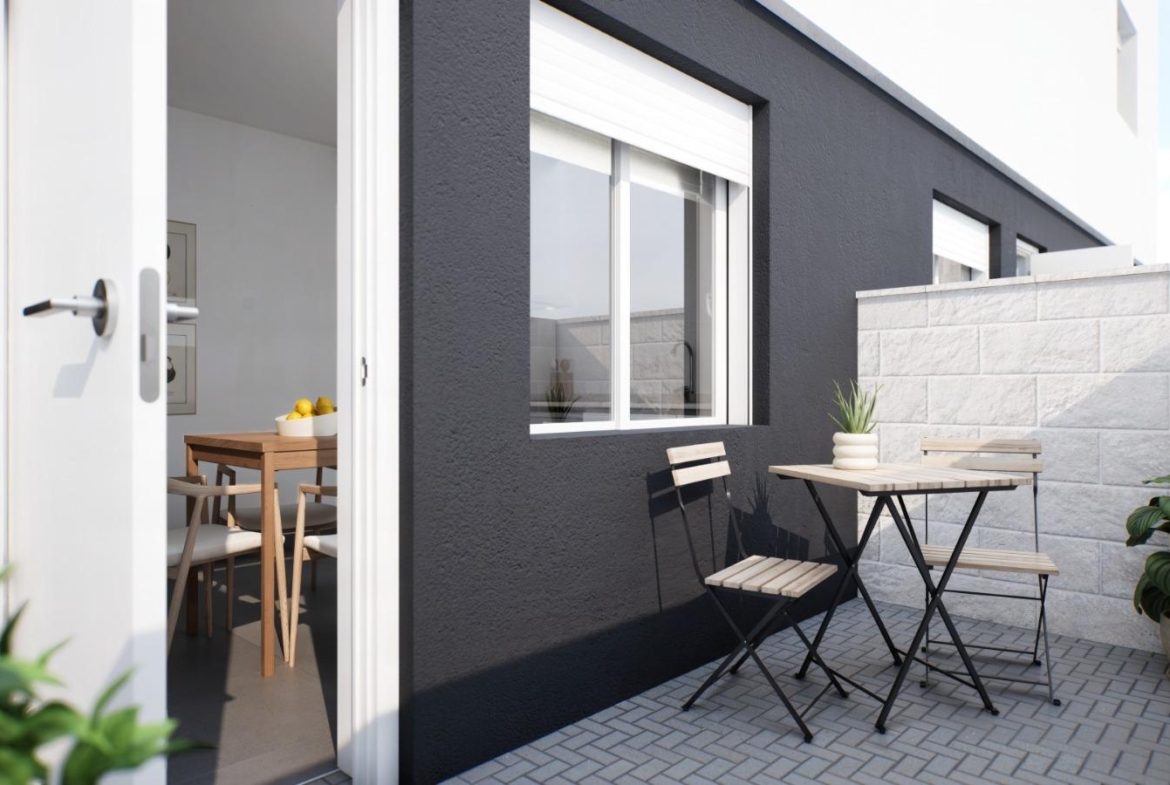 NEW WORK IN GRAN ALACANT. TOWNHOUSES WITH GARDEN AND PRIVATE SOLARIUM OF 27 M2. 2 BEDROOMS. 2 BATHROOMS. COMMUNITY POOL. VISION MODEL