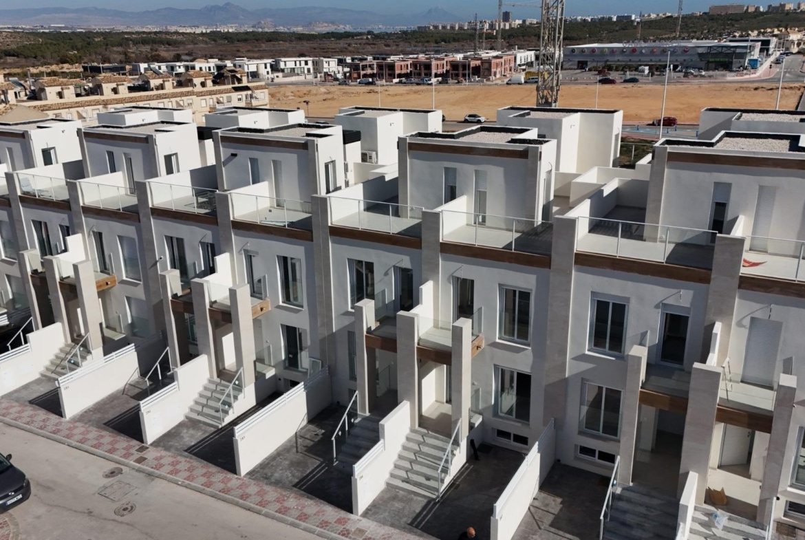 NEW BUILD IN GRAN ALACANT. SEMI-DETACHED HOUSE WITH 2 BEDROOMS. 2 BATHROOMS. 118 M2. BASEMENT OF 31 M2. SOLARIUM 24 M2. PLOT 16 M2 WITH PARKING. MARINO