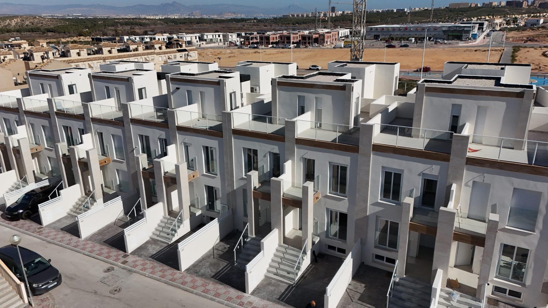 NEW BUILD IN GRAN ALACANT. SEMI-DETACHED HOUSE WITH 2 BEDROOMS. 2 BATHROOMS. 118 M2. BASEMENT OF 31 M2. SOLARIUM 24 M2. PLOT 16 M2 WITH PARKING. MARINO