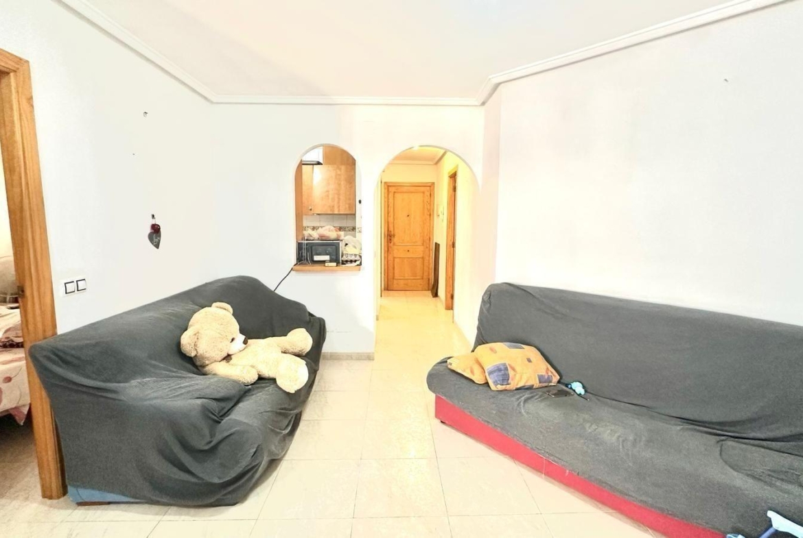 APATRAMENTO EN EL CENTRO DE TORREVIEJA CON PISCINA Y GARAJE INCLUIDO. 2 DORM. 1 BAÑO. SPEEL EEN 700 METRO.