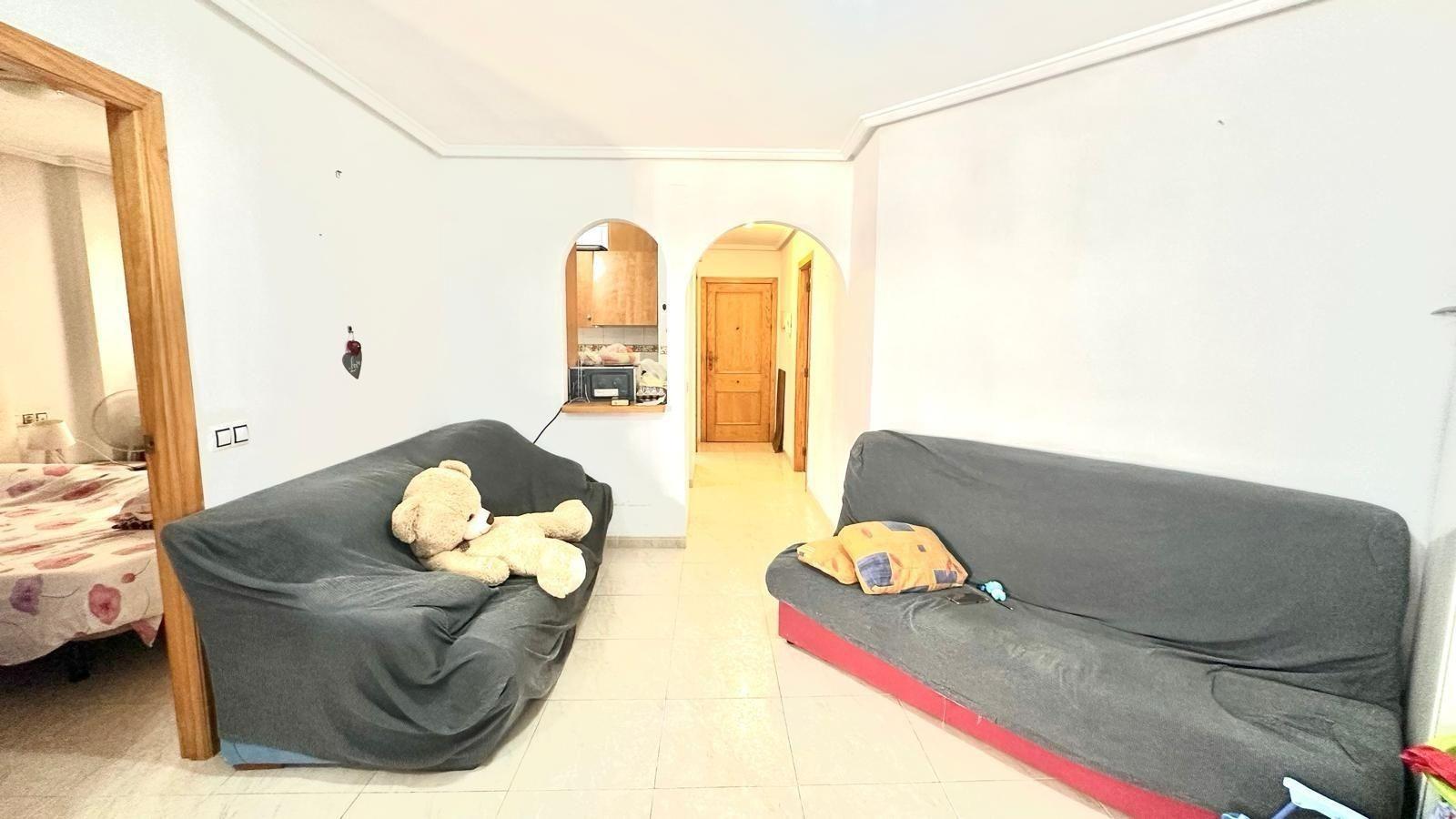 APATRAMENTO EN EL CENTRO DE TORREVIEJA CON PISCINA Y GARAJE INCLUIDO. 2 DORM. 1 BAÑO. SPEEL EEN 700 METRO.
