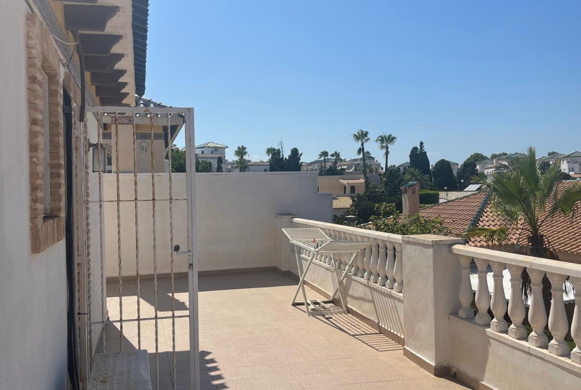 VILLA PARADA CON VISTAS AL MAR Y A 200 METROS DE PLAYA! ZONA TORRE LA MATA. 5 DRM. 3 BAÑOS. PISCINA PRIVADA.