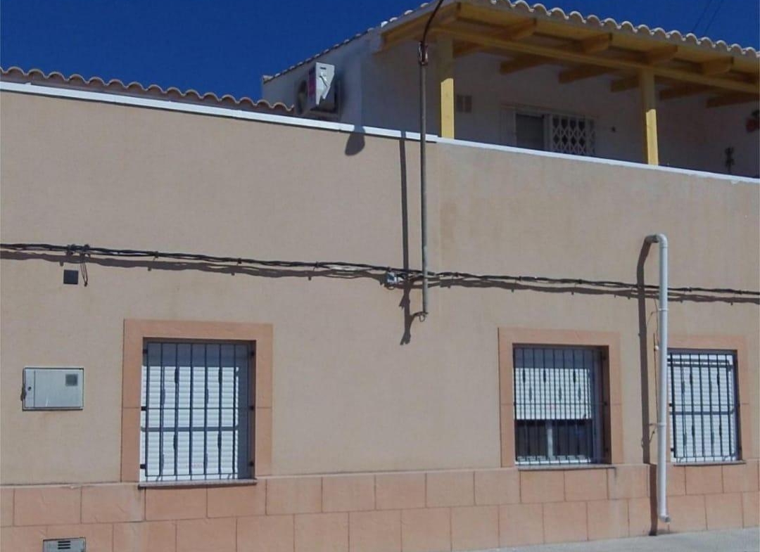 BONITA CASA ADOSADA EN ALMORADÍ: 4 HAB, 2 BAÑOS