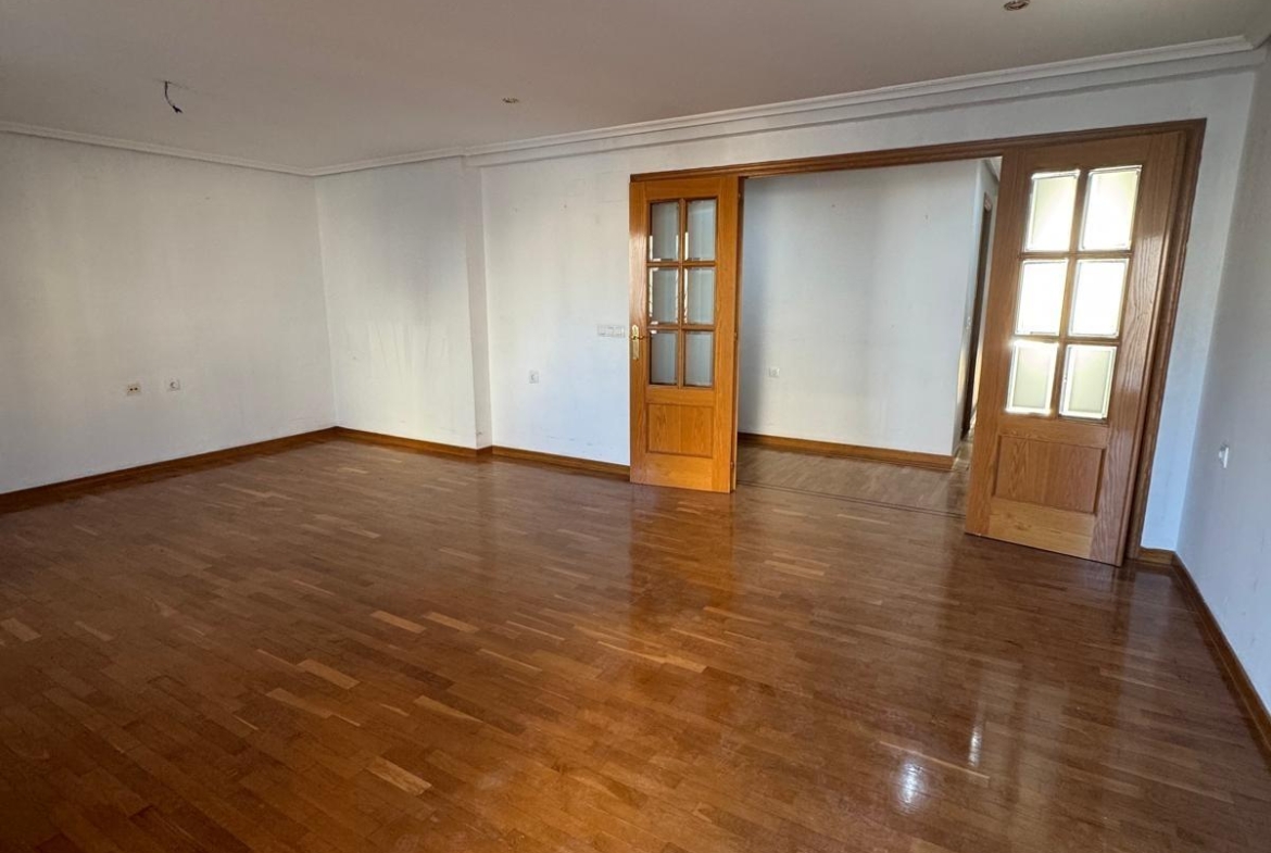 APARTAMENTO A 200 METROS DEL PUERTO DE TORREVIEJA CON SUPERFICIE DE 121 M2. 3 DORM. 2 BAÑOS.