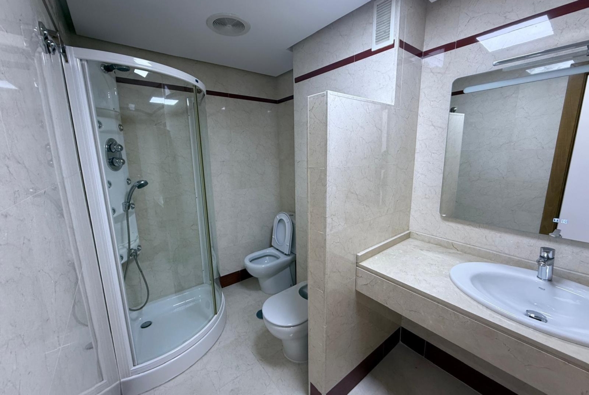 AMPLISIMO APARTAMENTO EN PRIMERA LINEA – PUERTO DE TORREVIEJA : 3 HAB, 2 BAÑOS, GARAJE Y TRASTERO