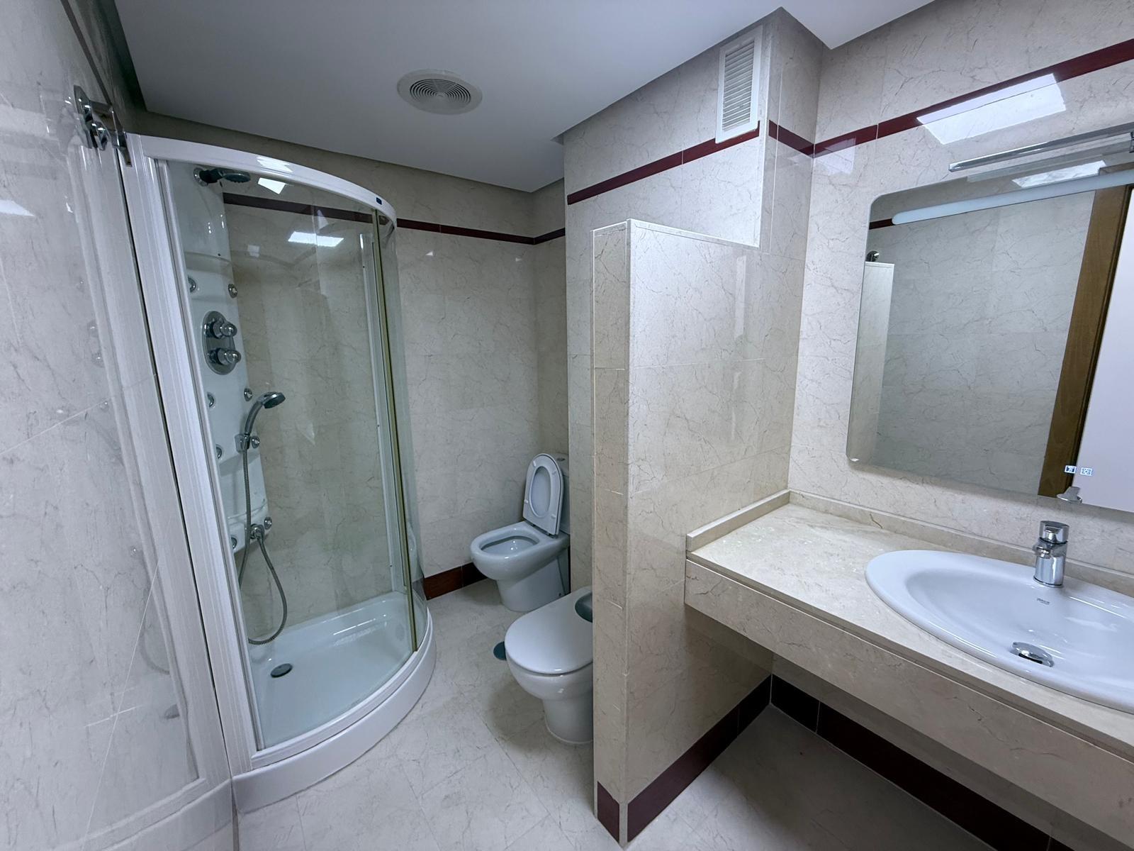 AMPLISIMO APARTAMENTO EN PRIMERA LINEA – PUERTO DE TORREVIEJA : 3 HAB, 2 BAÑOS, GARAJE Y TRASTERO