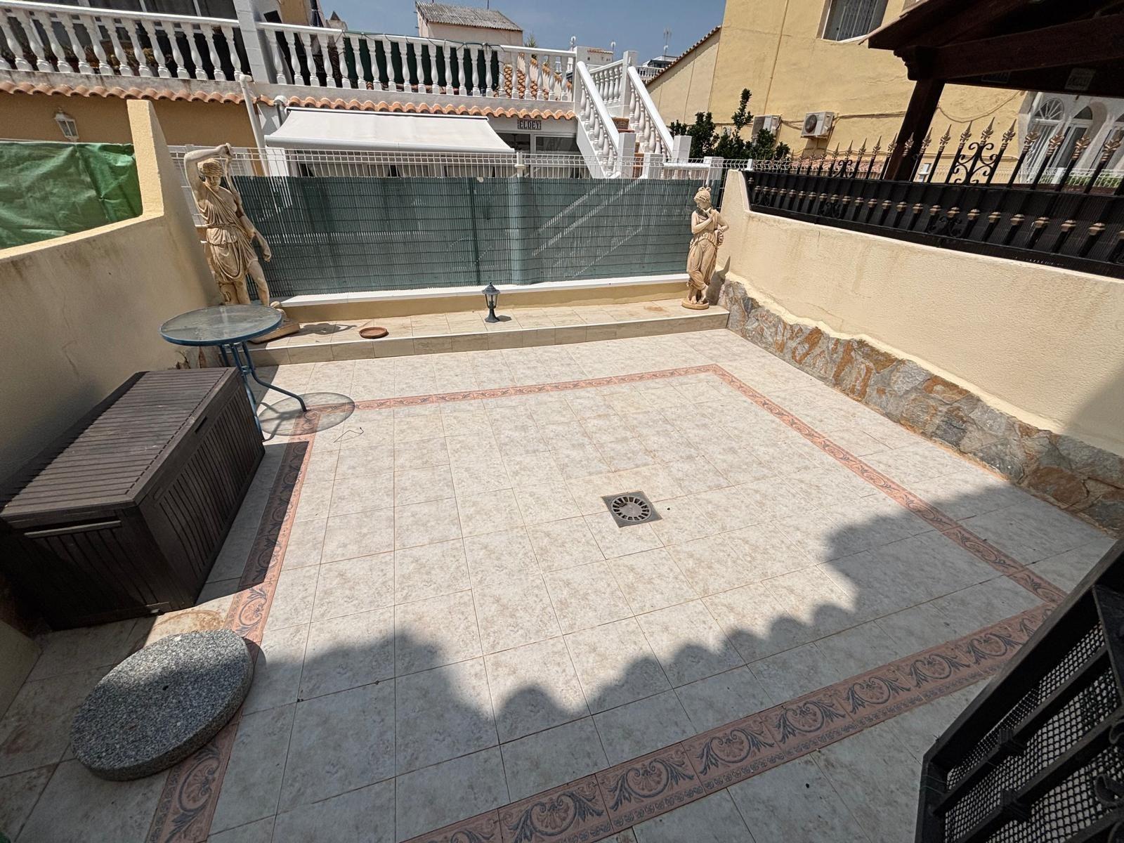 ADOSADO EN PLAYA FLAMENCA CON JARDIN Y PISCINA COMUNITARIA. 2 DORM. 2 BAÑOS. PARKING. 2 TERRAZAS GRANDES.