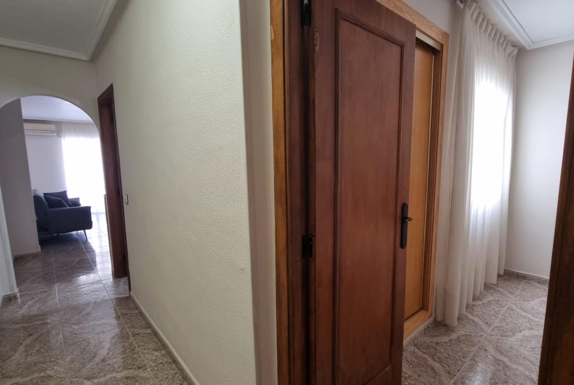 Apartamento semireformado a escasos metros de la playa !