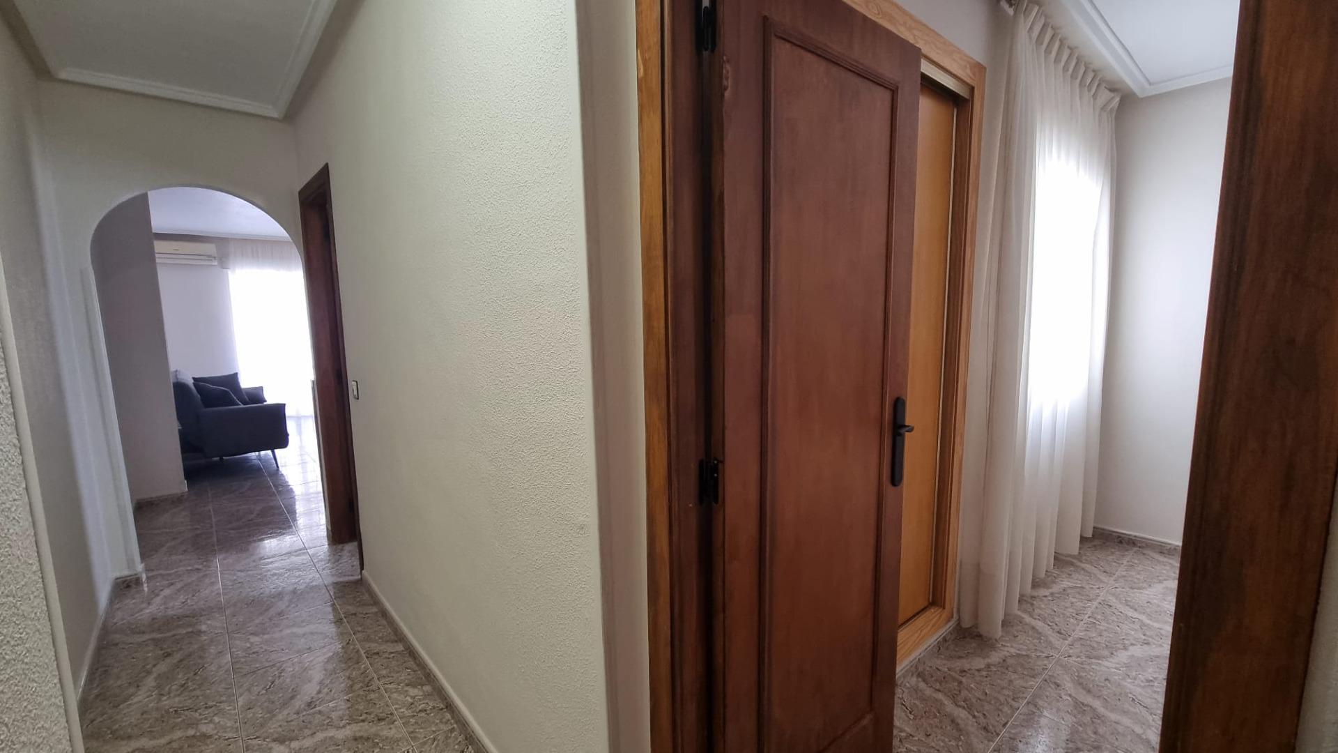 2-5-350 Apartamento semireformado a escasos metros de la playa !