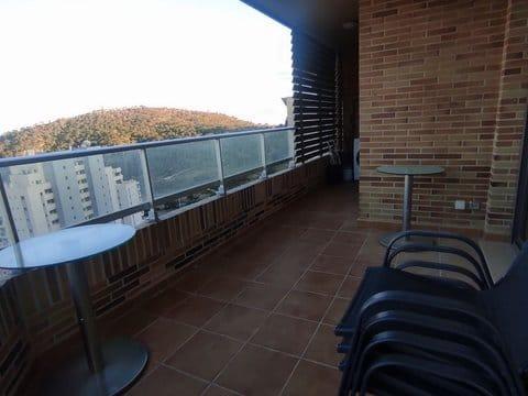 Bonito apartamento con vistas al mar y a la montaña, amueblado y equipado.