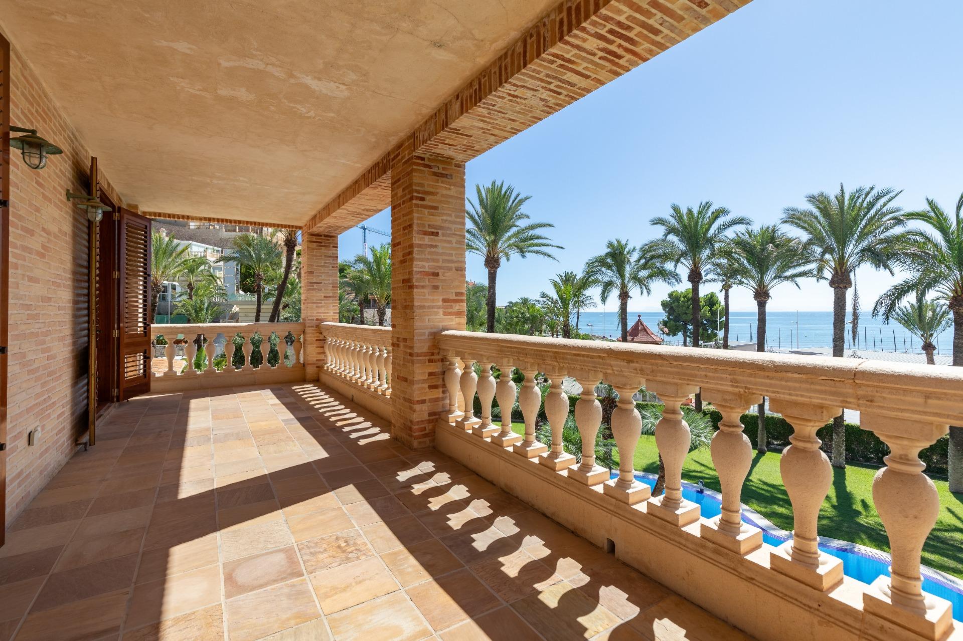 2-5-86 Exceptional Beachfront Villa: Luxury Steps Away from the Beach