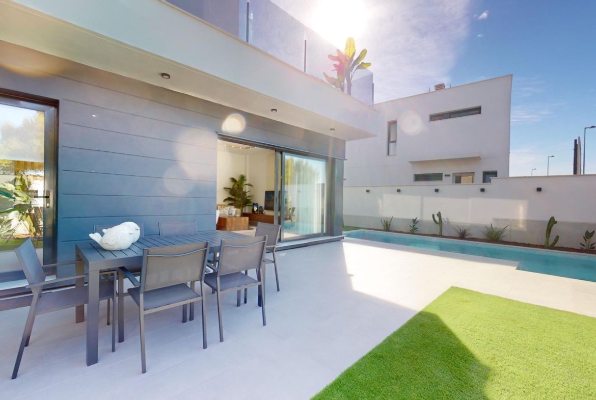 Detached modern villas placed in Roda Golf, Murcia