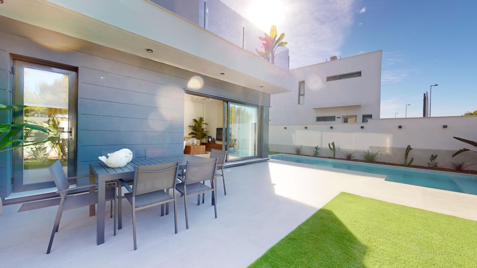 2-5-90 Detached modern villas placed in Roda Golf, Murcia