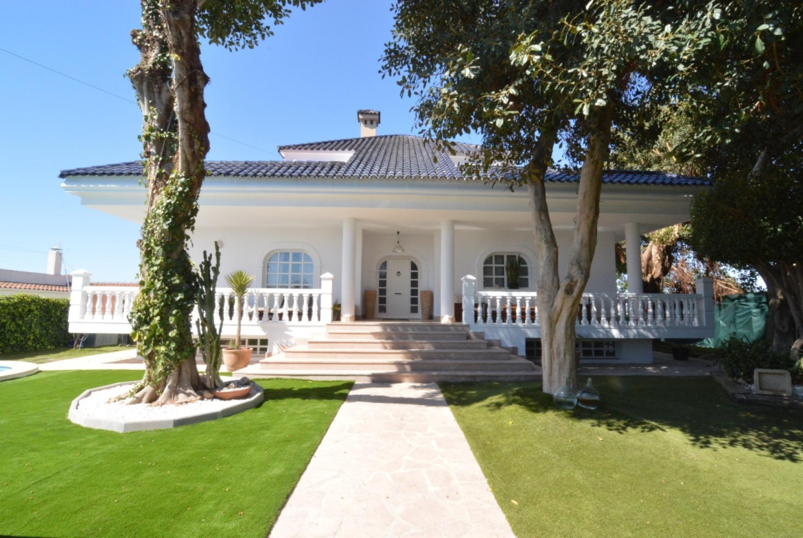 Spectacular renovated villa in urbanization Torreta Florida