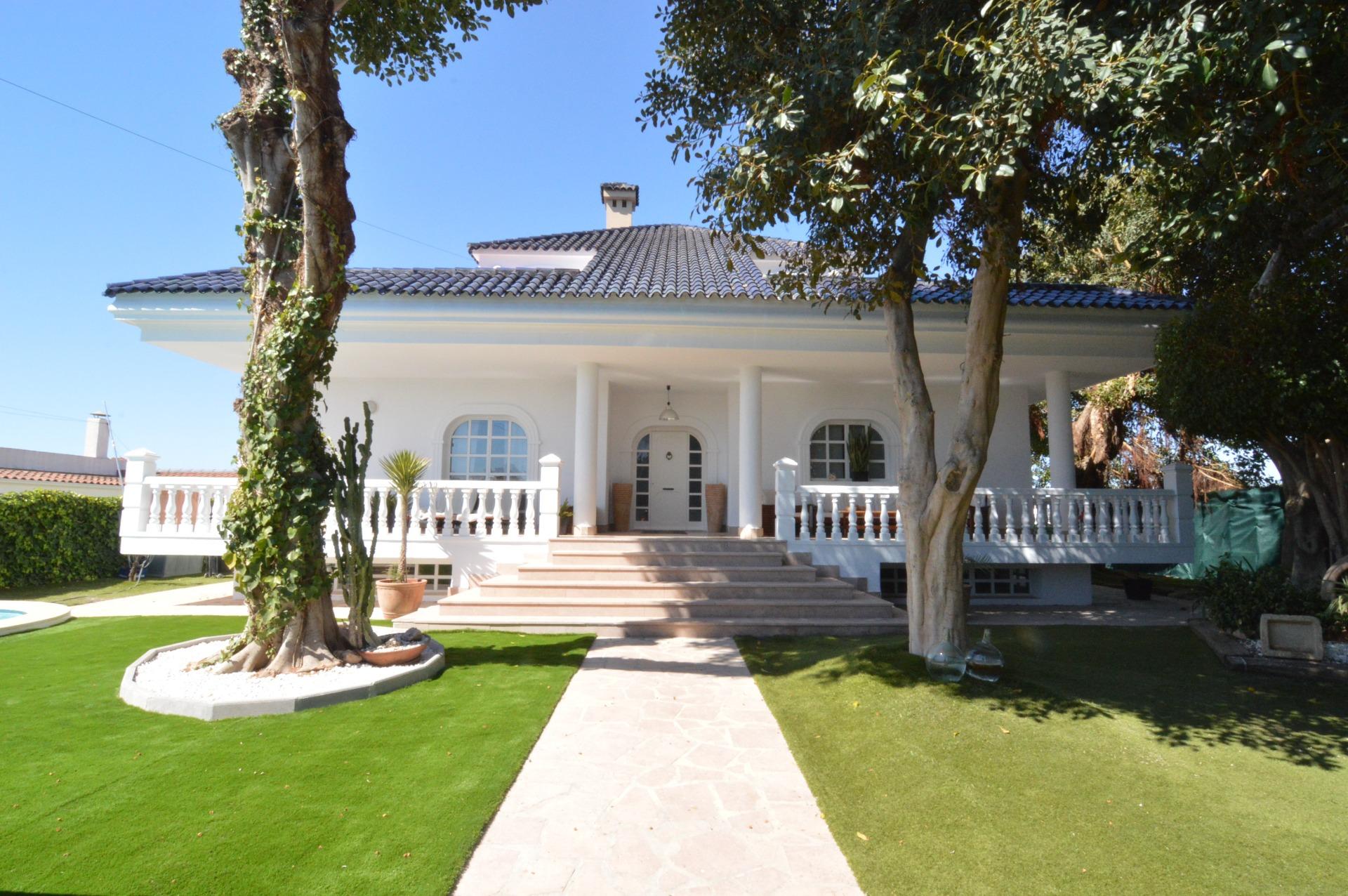 Spectacular renovated villa in urbanization Torreta Florida