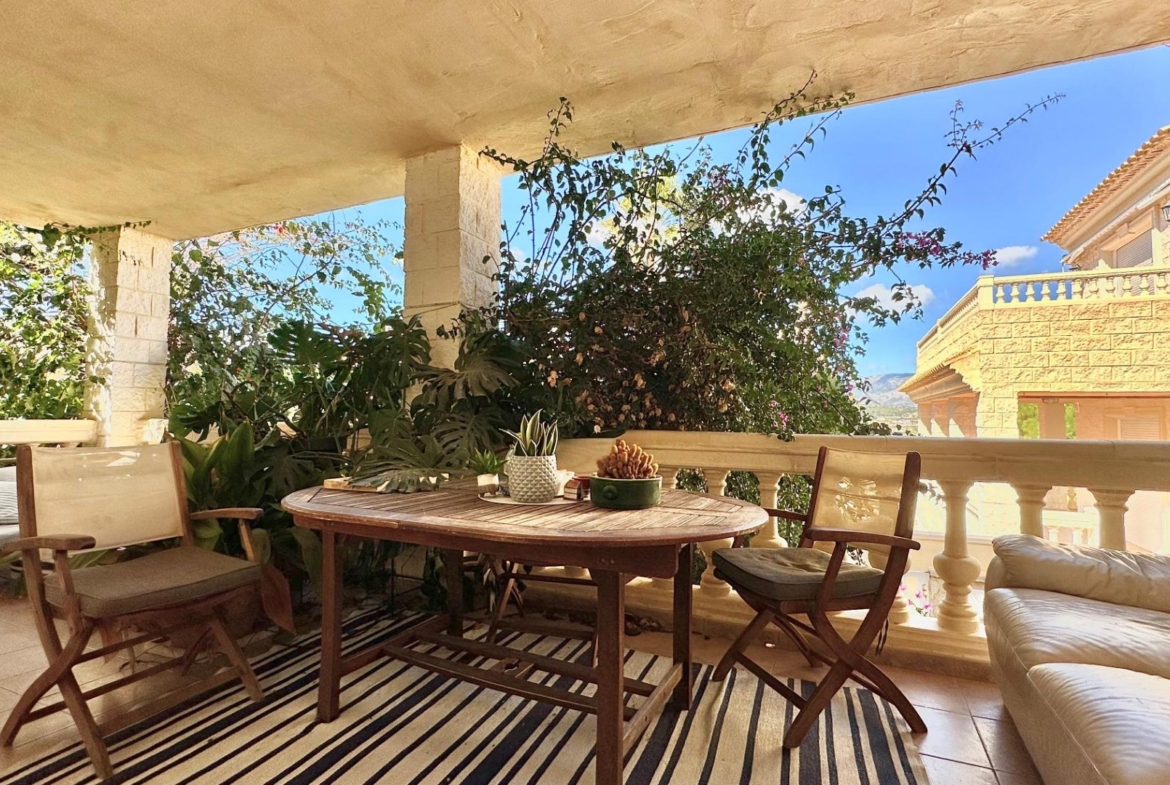 Prachtig herenhuis in Albir met tuin 15 minuten lopen van het strand!