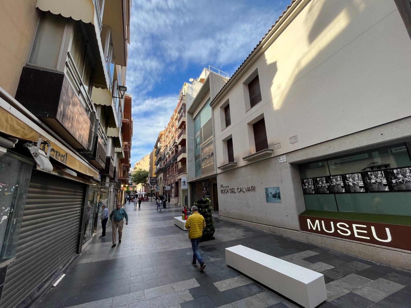 2-5-99 Commercial premises in operation in the center of the city