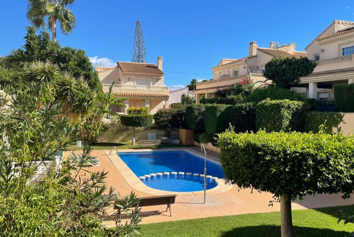 Prachtig herenhuis in Albir met tuin 15 minuten lopen van het strand!