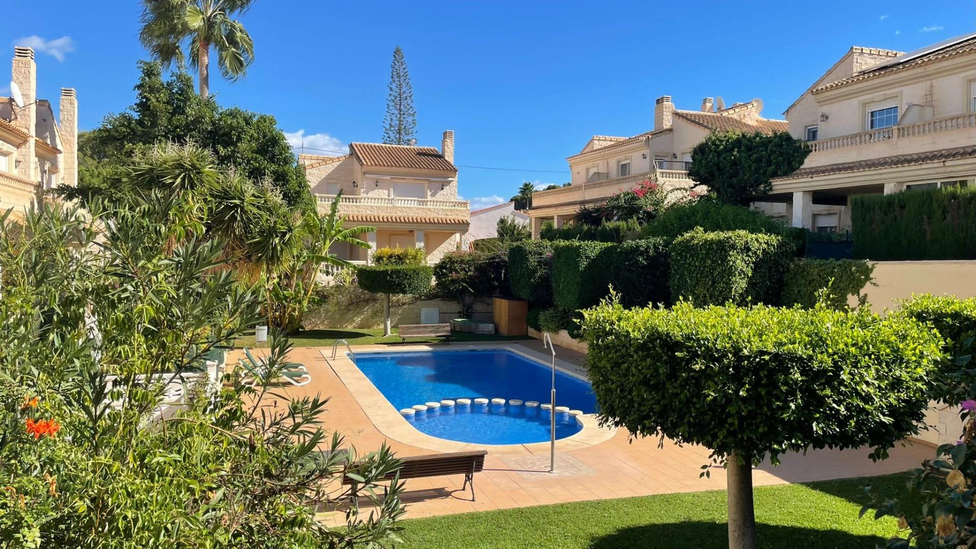 Prachtig herenhuis in Albir met tuin 15 minuten lopen van het strand!