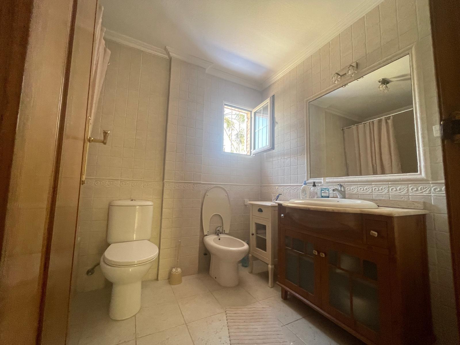 VILLA PARADA CON VISTAS AL MAR Y A 200 METROS DE PLAYA! ZONA TORRE LA MATA. 5 DRM. 3 BAÑOS. PISCINA PRIVADA.
