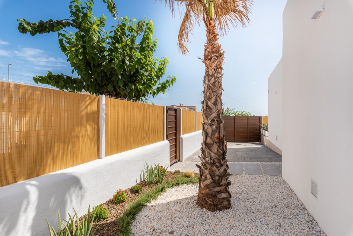 VILLA DE OBRA NUEVA EN LOS ALCÁZARES CON VISTAS AL MAR MENOR. CON PISCINA PRIVADA. 3 DORM. 2 BAÑOS. PARCELA 217 M2.