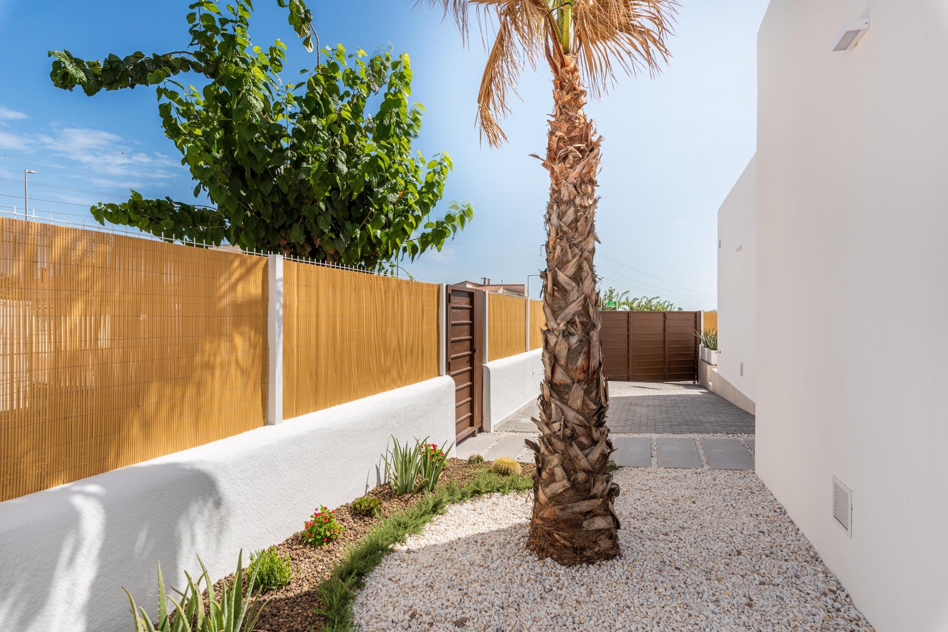 VILLA DE OBRA NUEVA EN LOS ALCÁZARES CON VISTAS AL MAR MENOR. CON PISCINA PRIVADA. 3 DORM. 2 BAÑOS. PARCELA 217 M2.