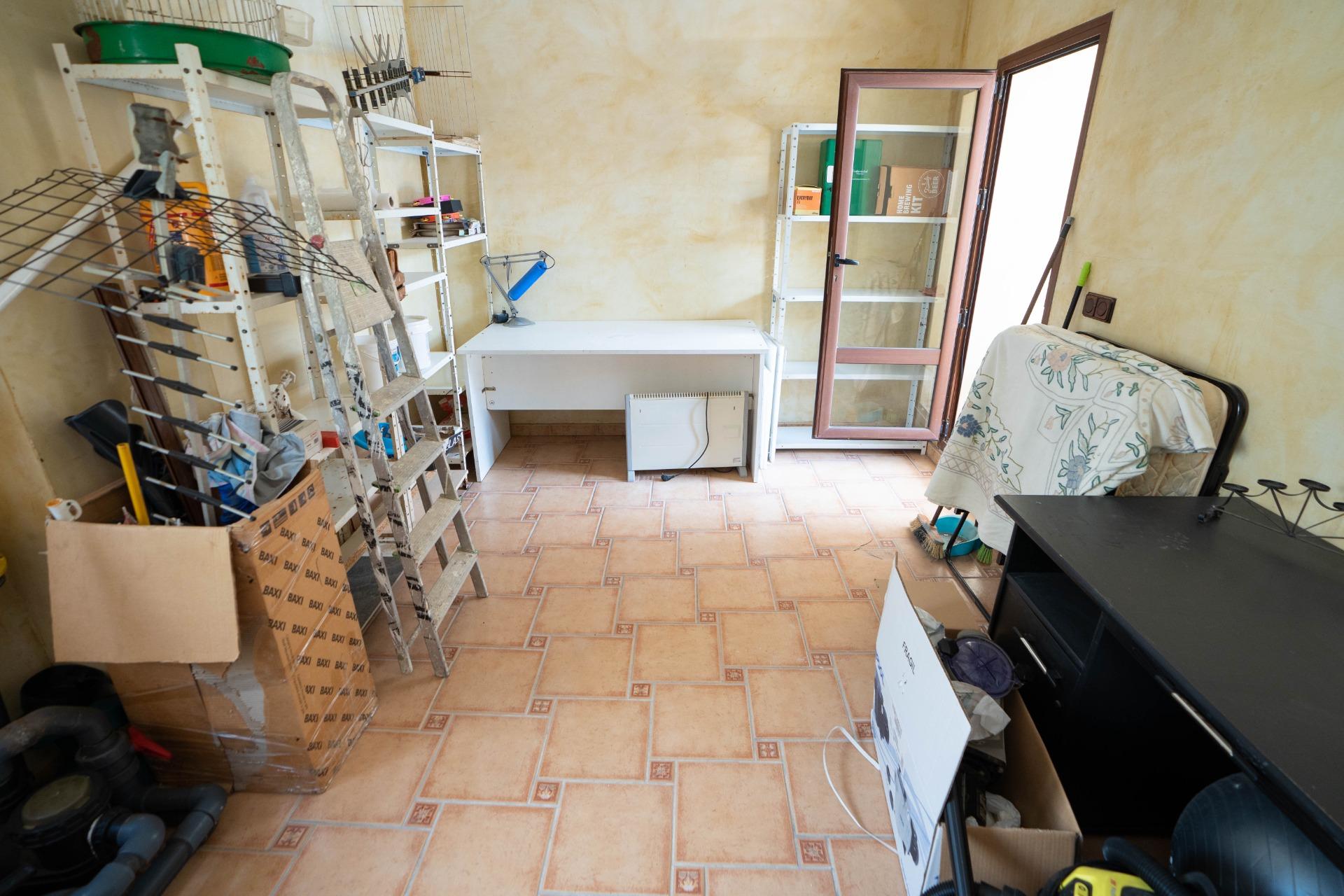 LARGE HOUSE WITH COMMERCIAL PREMISES IN SAN MIGUEL DE SALINAS