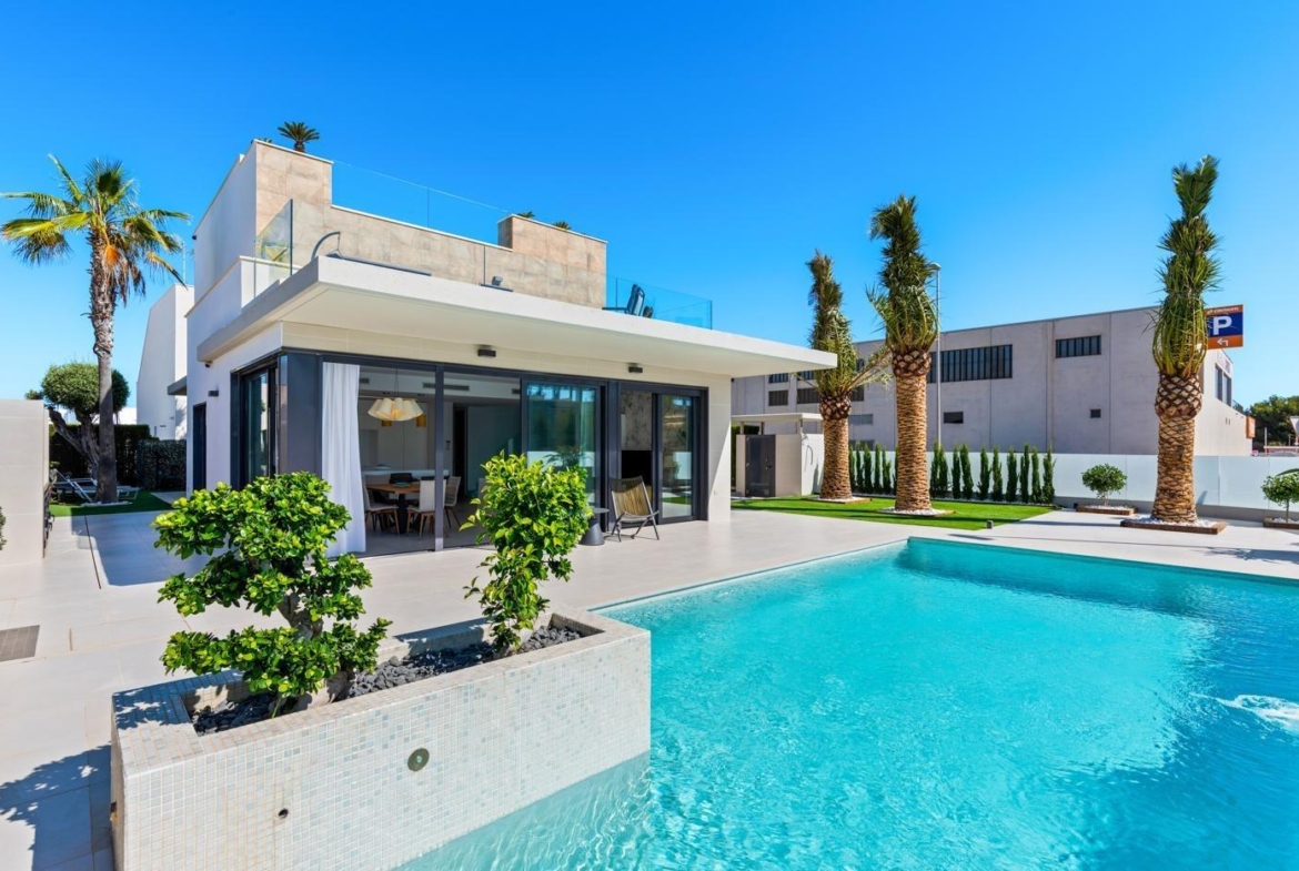 Lujosa villa de obra nueva a un paso de la playa de Campoamor !