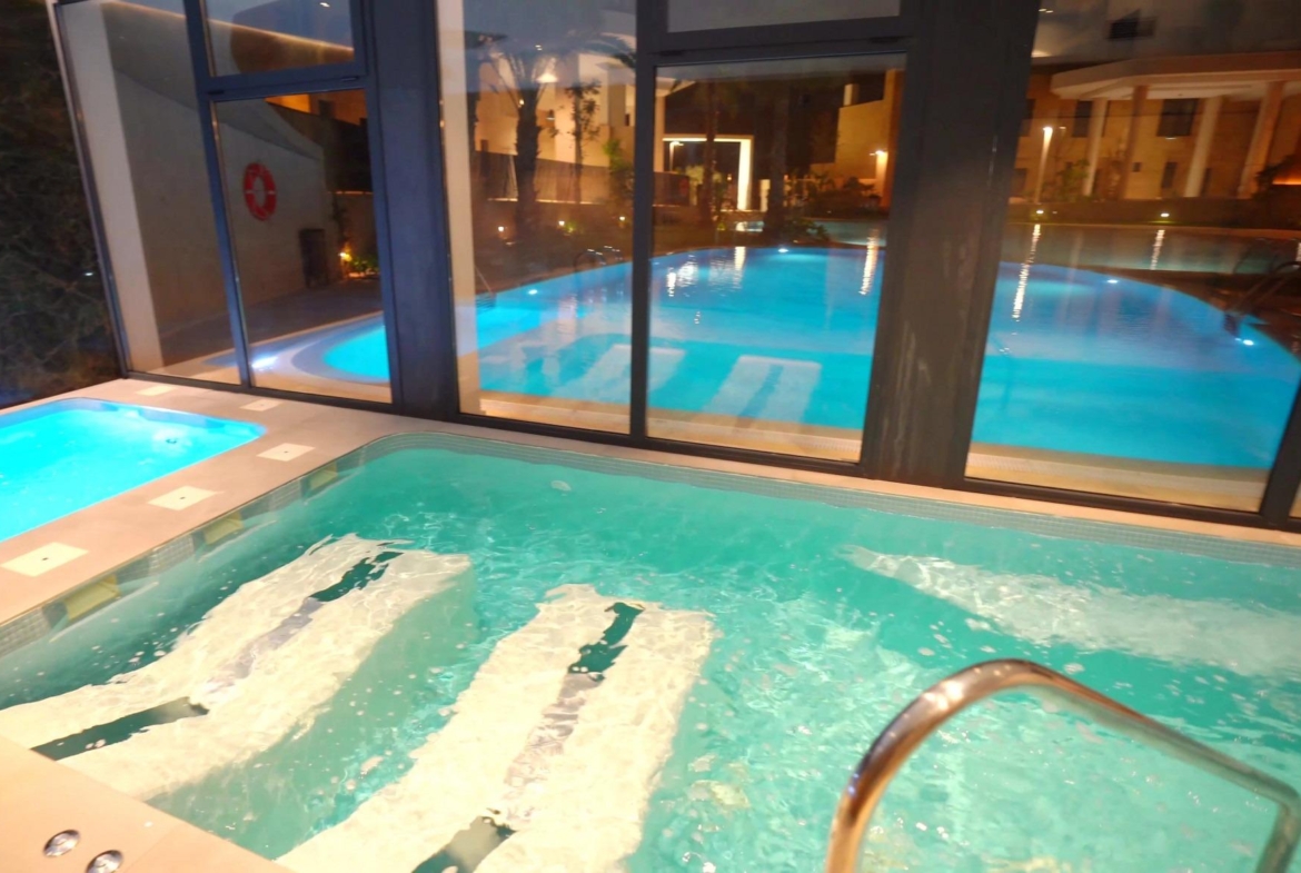 Moderne nieuwe appartementen aan de oevers van de Middellandse Zee