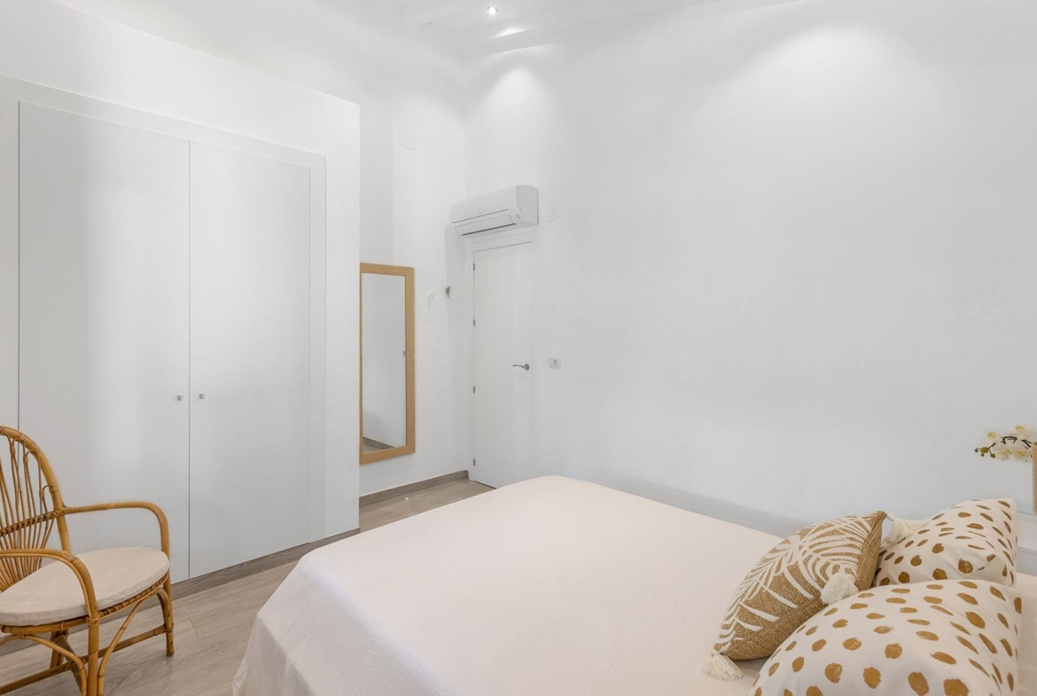 VILLA CON PISCINA PRIVADA EN PUNTA PRIMA CON PARCELA 540 M2. 4 DORM. 2 BAÑOS. 168 M2 DE CASA.