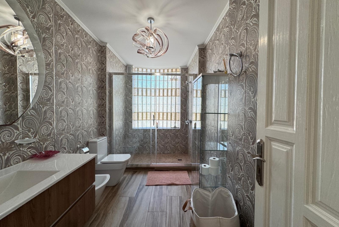 VILLA DE LIJO EN CAMPOAMOR CON 639 M2 DE CASA. PARCELA 800 M2. PISCINA PROPIA. 5 DORM. 4 BAÑOS. PLAYA A 650 METROS.